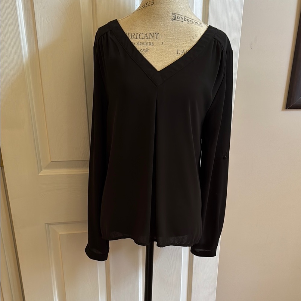 🌸 41 Hawthorne: Black V-Neck Top